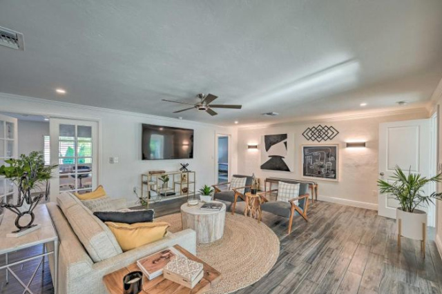 Upscale Naples Outdoor Getaway about 4 Miles to Beach - Niagara Falls