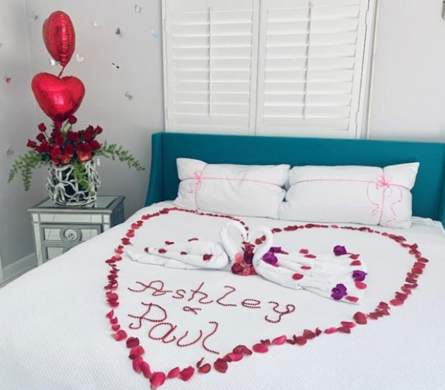 In the Heart of Naples King Suite with Lake & Pool - Niagara Falls