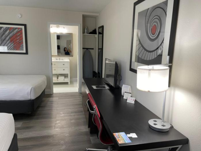 Remodeled, Huge Pool, Tiki Bar & Grill, Quiet Room - Orlando
