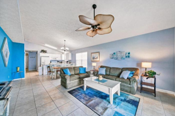 PALM COVE VACATION HOME- One level, Community pool, Pet Friendly