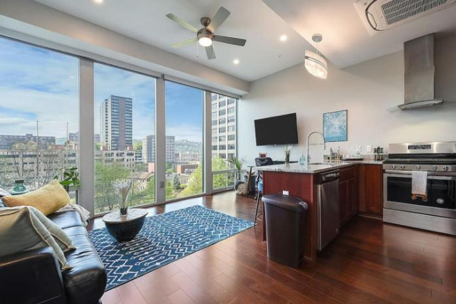 HostWise Stays - The Washington at Chatham - Free Garage Parking across from PPG Arena - Gatlinburg