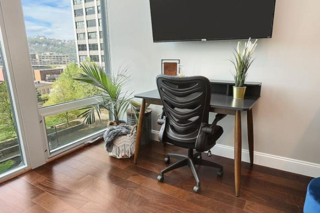 HostWise Stays - The Washington at Chatham - Free Garage Parking across from PPG Arena - Gatlinburg
