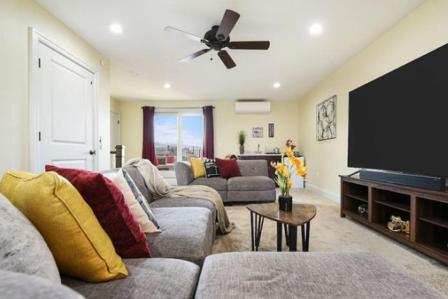 HostWise Stays - Lawrenceville Luxe - Rooftop Deck, Private Elevator, Theater, Parking - Gatlinburg