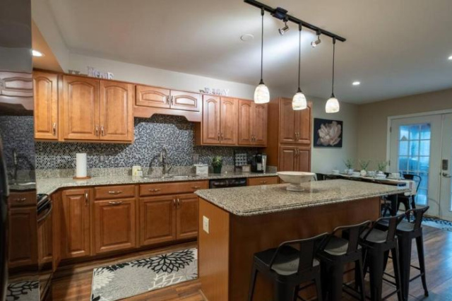 Charming Corner Newly Furnished Townhome - Harmony Lake