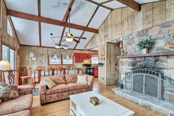 Pet-Friendly Home Deck, BBQ, 1 Mi to Lake Harmony