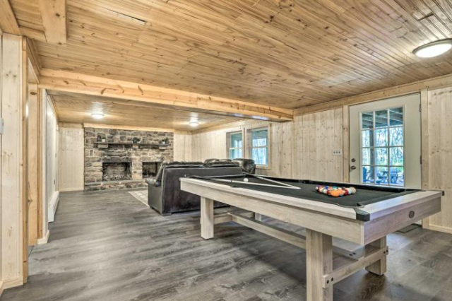 Sleek Homestead with Deck, Fire Pit and Game Room! - 和諧湖