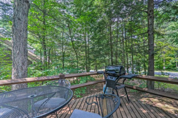 Quiet Getaway with Loft about 5 Mi to Lake Harmony!