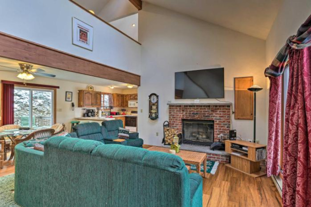 Charming Poconos Abode with Gas Grill and Fire Pit! - Bushkill