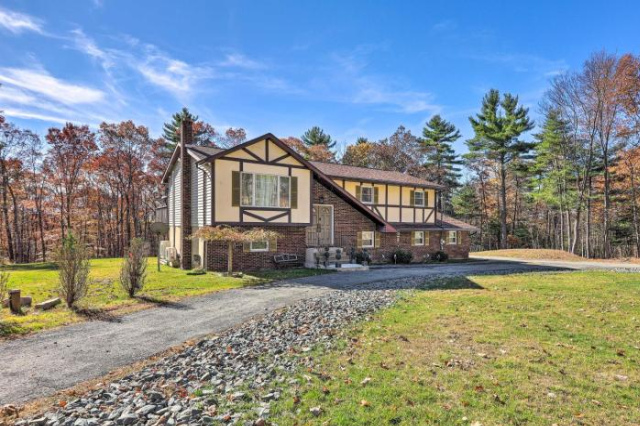 East Stroudsburg Home with Smart TVs and Fire Pit - 布許基爾