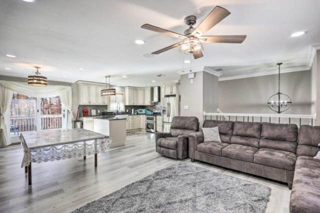 East Stroudsburg Home with Smart TVs and Fire Pit - 布許基爾