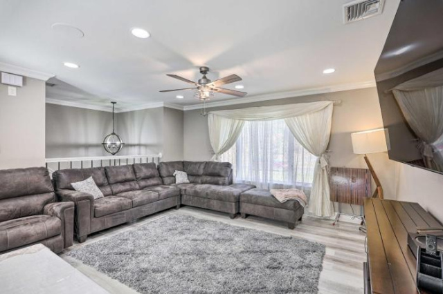 East Stroudsburg Home with Smart TVs and Fire Pit - 布許基爾