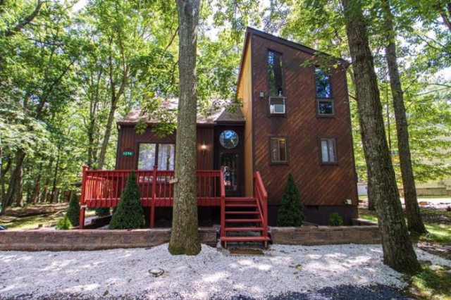 Entire 3 Bedroom Adventure Chalet, Near the best of the Poconos - Bushkill