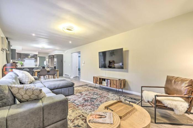 Spacious East Stroudsburg Home with Hot Tub! - Bushkill
