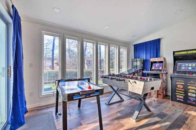 Cozy Tobyhanna Cottage with Private Hot Tub! - 卡納登西斯