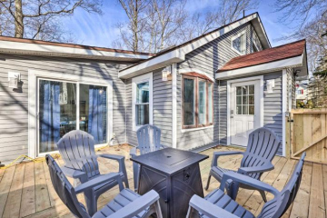 Cozy Tobyhanna Cottage with Private Hot Tub!
