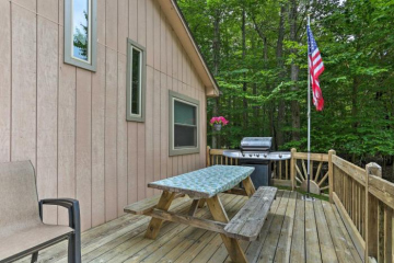 Convenient Tobyhanna Home with Fireplace and Deck