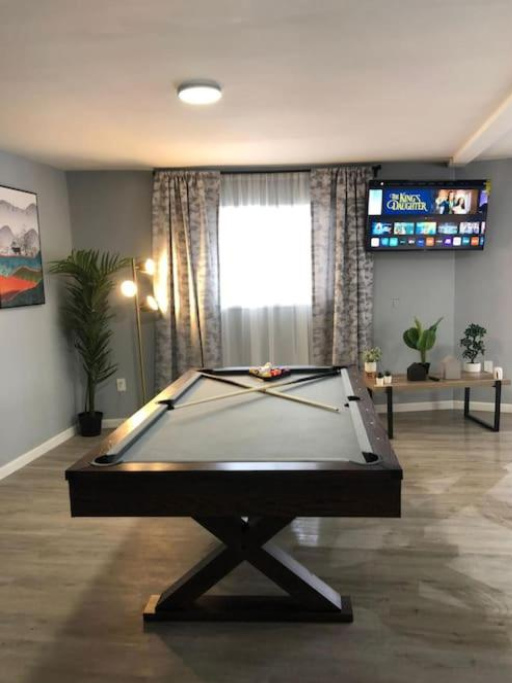 Stylish newly renovated Pocono home with Hot Tub - 卡納登西斯