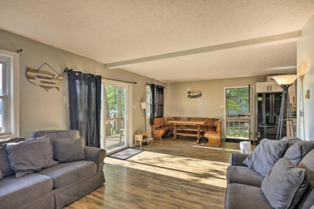 Lakefront Tobyhanna Home with Community Pool! - Canadensis
