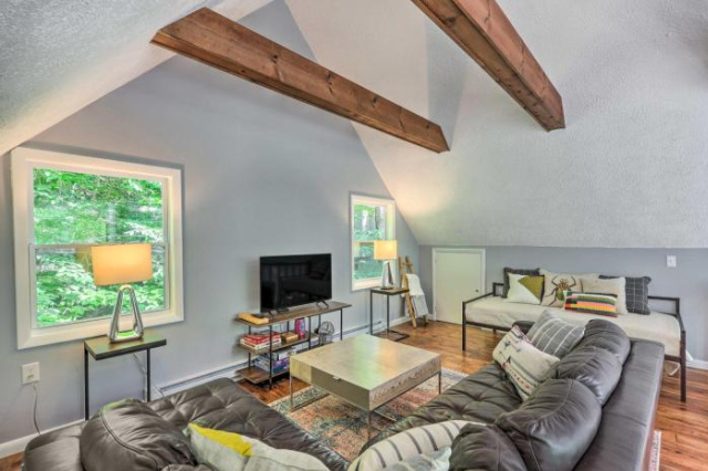 Poconos Home with Fire Pit and Resort Amenities! - 卡納登西斯