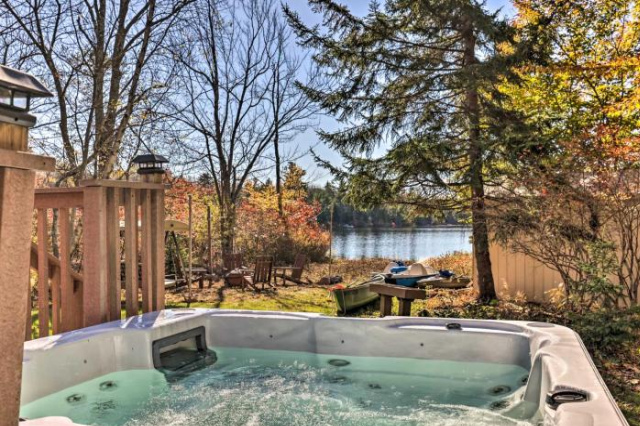 Lakefront Pocono Summit House with Hot Tub! - Canadensis
