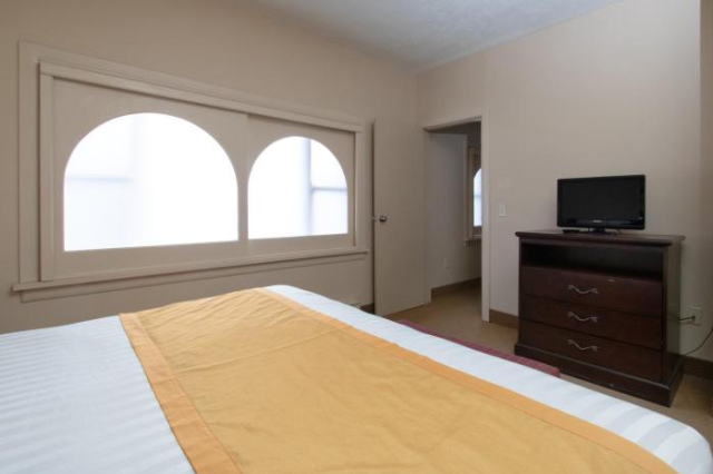 Carriage House Country Club - Canadensis