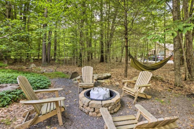 Peaceful Poconos Hideaway Grill and Fire Pit! - Canadensis