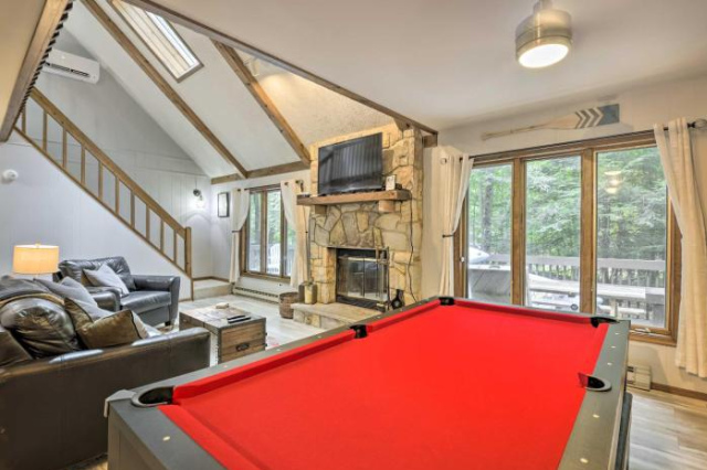 Peaceful Poconos Hideaway Grill and Fire Pit! - Canadensis