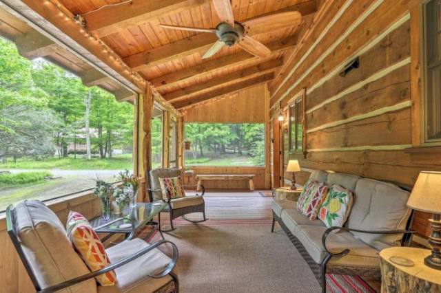 Lake Wallenpaupack Cabin with Shared Pool! - 卡納登西斯