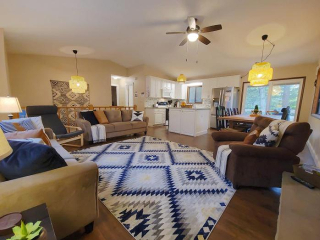 Indoor Pool, Firepit, Self Check-in, BBQ, FREE Amenities, KING Bed, Full Kitchen - Canadensis
