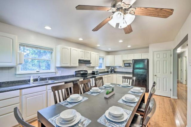 Serene Hideout with Private Hot Tub in Pocono Mtns! - Canadensis