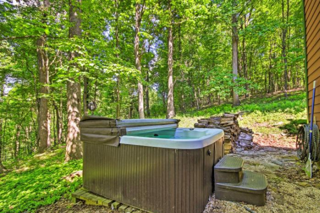 Bears Eye View - Mountain Retreat with Hot Tub! - Scottdale