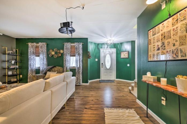 Family-Friendly Pocono Home with Hot Tub! - Albrightsville