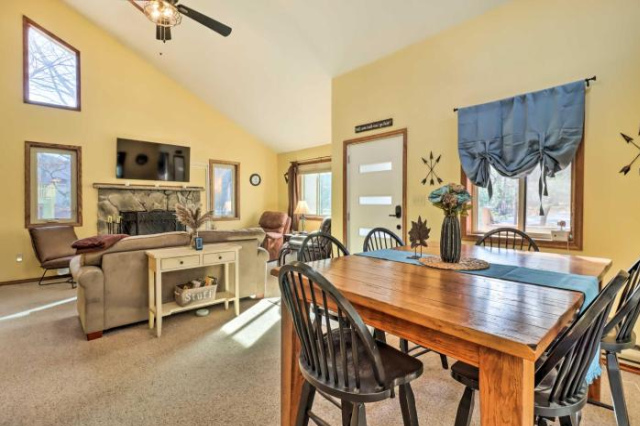Pocono Mtn Getaway with Hot Tub Walk to Lake! - Albrightsville