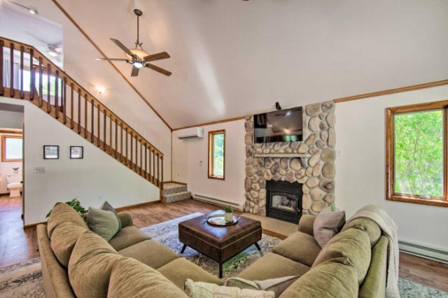 Family Poconos Cabin with Community Pool and Lake! - Albrightsville