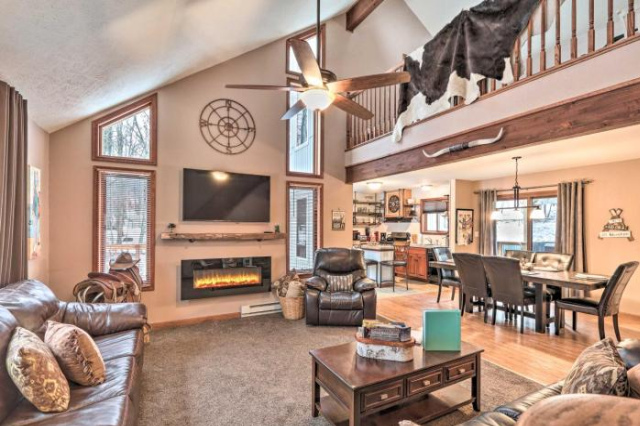 Pocono Mountains Retreat with Pool Table and Hot Tub! - Albrightsville