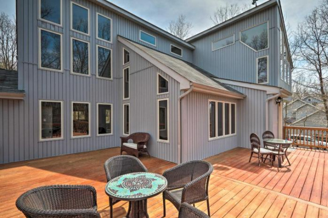 Pocono Mountains Retreat with Pool Table and Hot Tub! - Albrightsville