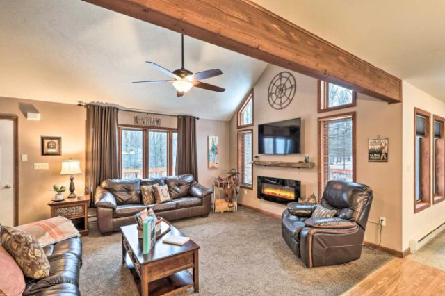Pocono Mountains Retreat with Pool Table and Hot Tub! - Albrightsville