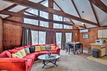 Pocono Getaway with BBQ 20 Mi to Camelback Mountain! - Albrightsville 最低房價3928元