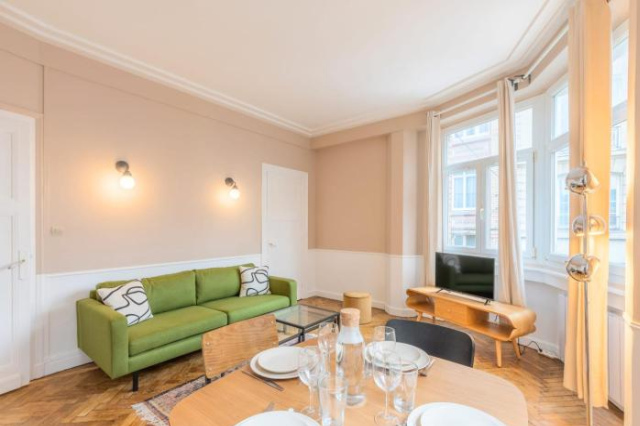 2 bedroom apartment 2 min from the train stations! - 里爾
